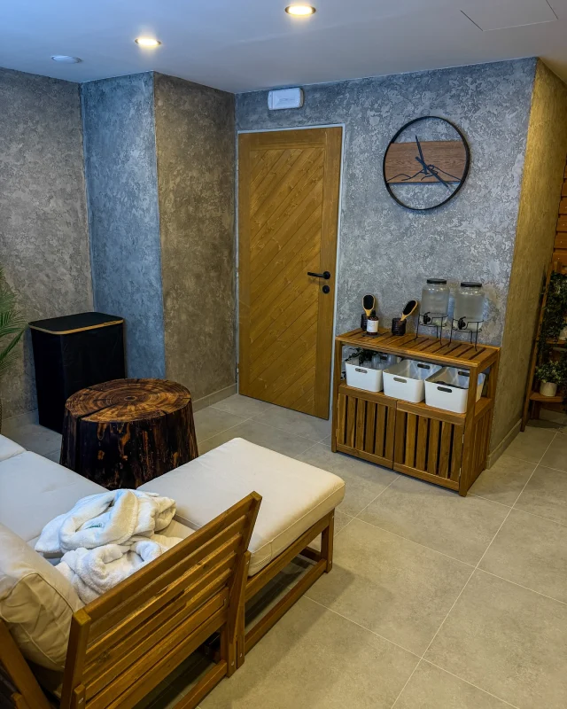 Protože na každém detailu záleží ✨

Představujeme vám zbrusu nové WELLNESS na hotelu Sněžka, kde je každý detail dotažen do dokonalosti, přesně tak, abyste se zde cítili co jak nejlépe! 

Unikátní dřevěný design mnoha prvků v kombinaci s černou barvou prostě milujeme 🖤 a věříme, že si to zamilujete i vy! 

Sauna, whirpool, chladící bazének a relax zóna 🧘🏼‍♀️ jsou pro vás připraveni po náročném dnu na hřebenech hor nebo po náročném týdnu ve víru velkoměst 🏙️ 

🖤✨ Napište nám do komentáře “🖤” pokud se vám wellness líbí stejně tak, jako nám! 

#felicityhotels #wellness #spa #hotelsnezka #spindl #spindleruvmlyn