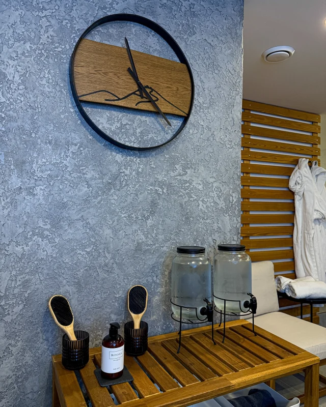 Zcela nový wellness na hotelu Sněžka se stal novou chloubou našeho hotelu ✨ 

Kombinace dřeva, černých doplňků a originálních kousků vytvoří ten správný nádech místa vhodného k naprostému zrelaxování unavených svalů a přeplněné hlavy pro náročném pracovním týdnu. 

Wellness se pyšní saunou, whirpoolem, chladícím bazénkem, relax zónou atd… 

Pod jednou střechou najdete vše, po čem vaše tělo a mysl touží 🧘🏼‍♀️ 

Zrelaxujte, odpočiňte si a naberte nové síly ve zbrusu novém wellness na hotelu Sněžka! 

#felicityhotels #krkonose #spindl #spindleruvmlyn #wellness #spa